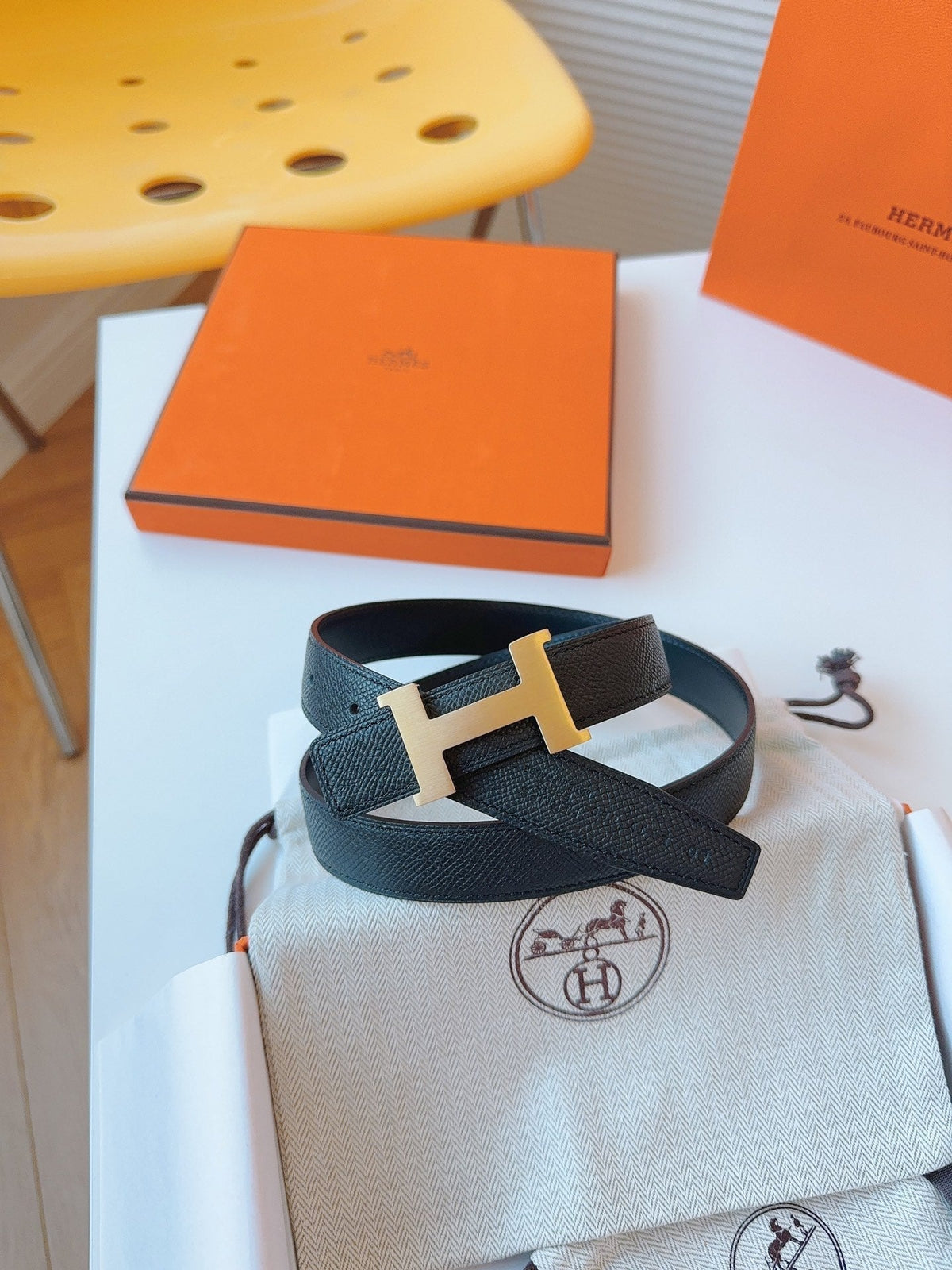 MINI H BELT BUCKLE & REVERSIBLE BLACK LEATHER STRAP 24 MM GOLD HARDWARE